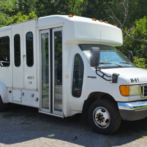 2007 Ford E350 Super Duty 10 seater bus with wheelchair lift